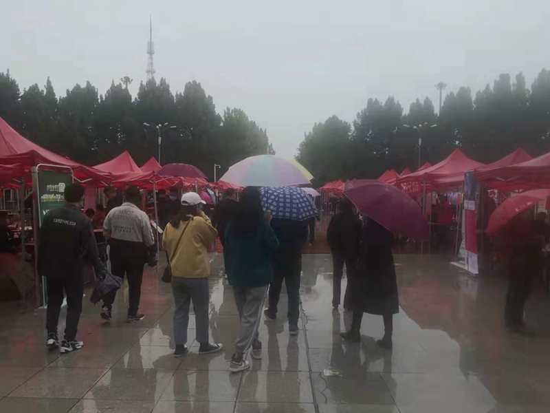 “雨中求賢，職等你（nǐ）來”麻豆精品生（shēng）化參加中牟縣招（zhāo）才引智人才招（zhāo）聘會(圖3)