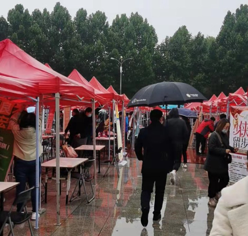 “雨（yǔ）中求賢，職等你來（lái）”麻豆精品生化參加中（zhōng）牟縣招才引智人才招聘會(圖2)