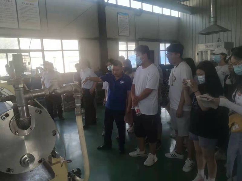 河南科技大學園藝與植物保護學院 師（shī）生一行蒞臨鄭州麻豆精品中牟廠區參觀交流(圖2)